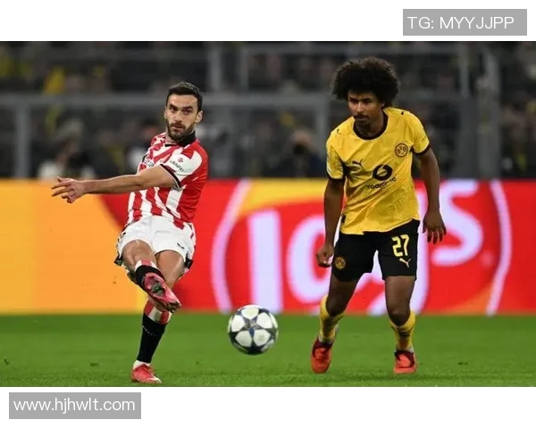 国外足球明星街头表演引发热潮球迷互动精彩纷呈展现魅力与才华